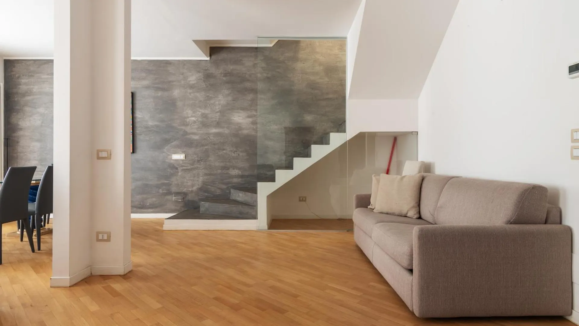 Appartamento Ampio E Luminoso Trilocale In Zona Moscova Milano 0*,  Italia